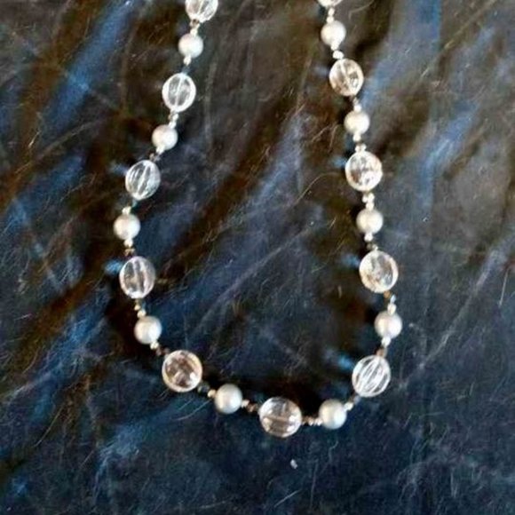 BEADED AND FAUX LIGHT GRAY PEARL NECKLACE W/ CLEAR GROOVED CRYSTAL OVAL SHAPED - Picture 1 of 6